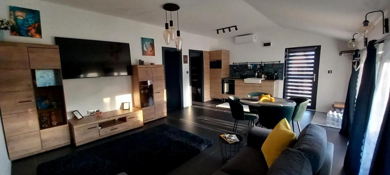 Airportone Apartment Вечеш Екстериор снимка