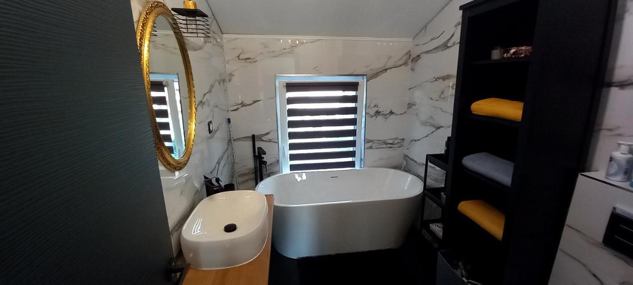 Airportone Apartment Вечеш Екстериор снимка